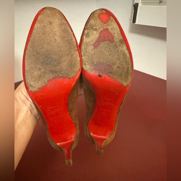 *** Size 38 1/2 Christian Louboutin Ron Ron Brown Suede Heels. - Picture 10 of 12
